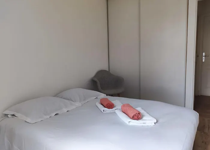 Spacious Apartment With Parking In Bordeaux